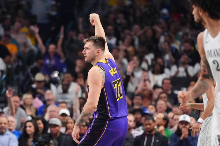 湖人本赛季关键时刻首次失利 东契奇六犯离场怒摔护膝捂脸显失落