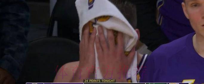 湖人本赛季关键时刻首次失利 东契奇六犯离场怒摔护膝捂脸显失落